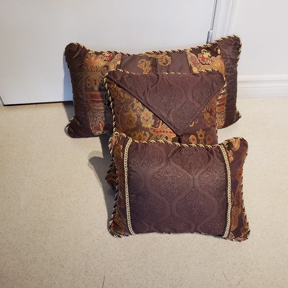 3 Deluxe Decorative "Ritz Carlton" Gold Series Throw Pillows 2 Sided - As New A+ - Picture 3 of 9